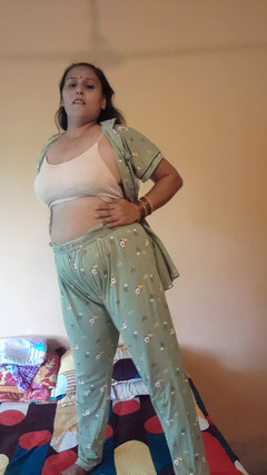 Puja555: Ragazza indiana che balla sul letto