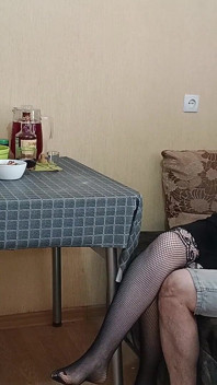 Boşanmış bir ev hanımı komşusunu bir seks randevusna davet ediyor