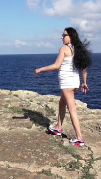 Gadis rambut hitam dengan toket kendor ini diajak ngentot berisiko di pantai