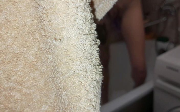 Lesbian-illusion: J’espionne ma jeune demi-sœur dans la salle de bain et...