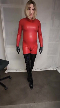 빨간 라텍스 Catsuit, 오버니의 금발, 세션 을 위한 드레싱과 준비, 재갈, 커프