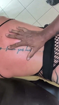 Sissy büyük siyah bir penis tarafından büyük poposunu seviyor