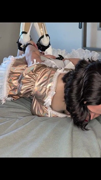 Sissy-zimmermädchen in selbstbondage spielt mit ihrer sexpuppe