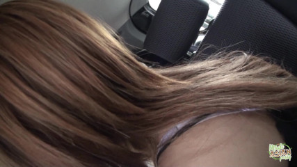 Magic Asian Pussy: Arka koltukta bu adamı emiyor ve tekrar oraya geldiklerinde