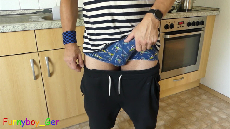 Funnyboy-Ger: I köket, runkar och kommer i en kondom fylld med...