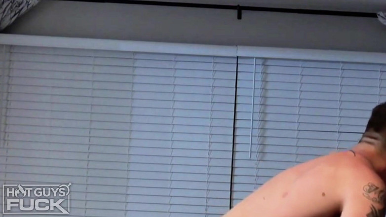 Hot Guys Fuck: Seksi! Ateşli çift manzaralar için seks yapıyor. Göt zıplıyor.