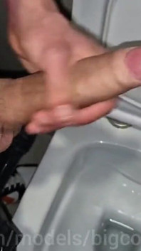 Eine hübsche passantin in einem Einkaufszentrum lutscht den riesigen schwanz eines mannes mit sperma!