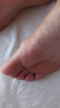 Los pies rubios de milf de Jazmín adorados por Tito y cubiertos