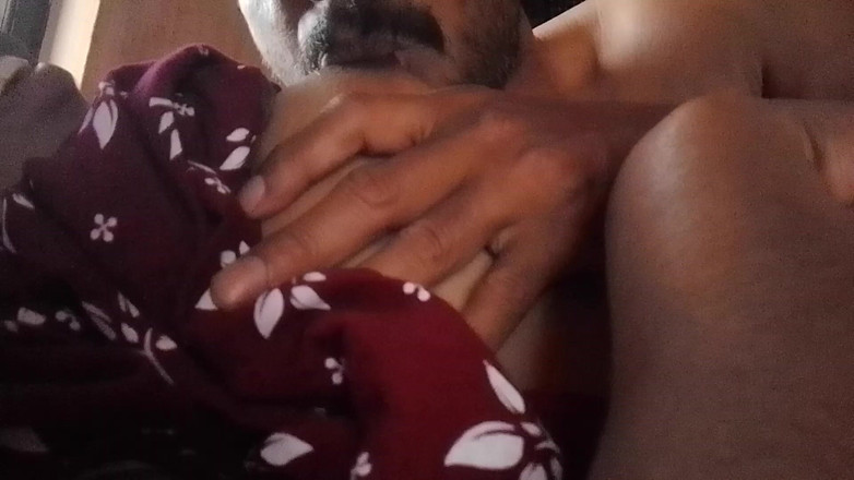 LEGSCOUPLE12: 德里马来利护士让她朋友的胸部吮吸和按摩