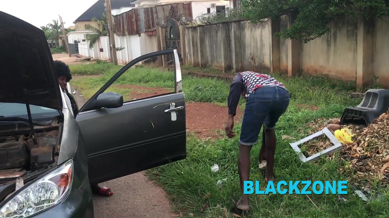Blackzone Films: Mokré auto Sarah bylo poškozeno, takže jí cizinec pomohl