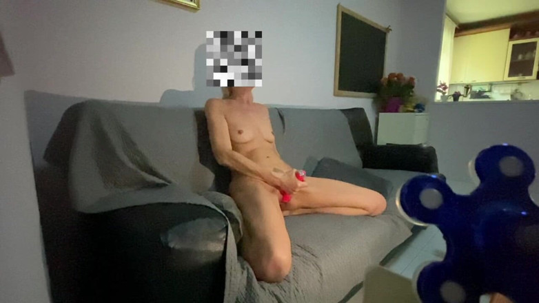 Nofaceblonde: Je me masturbe tranquillement et j’ai un orgasme pendant que...