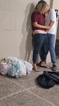 Gli studenti universitari saltano la lezione e fanno sesso dietro l'edificio in segreto