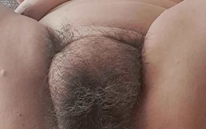Mommy big hairy pussy: MiLF allunga le gambe aperte e riceve aria