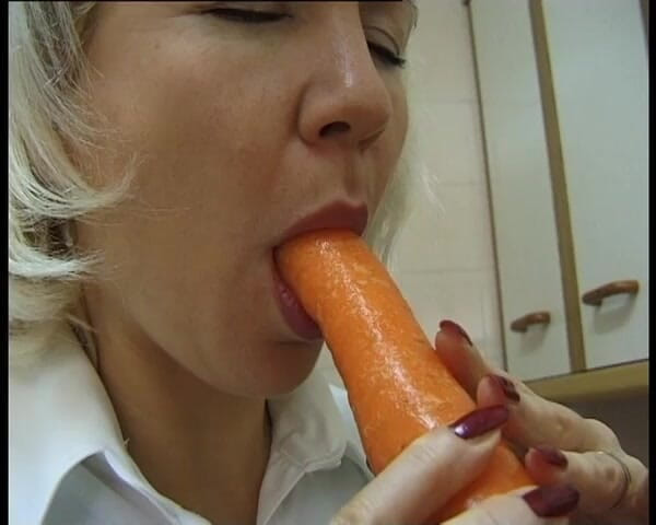 YOUR FIRST PORN: गृहिणी Susanne घर पर अकेली - ताजी सब्जियां स्वस्थ हैं