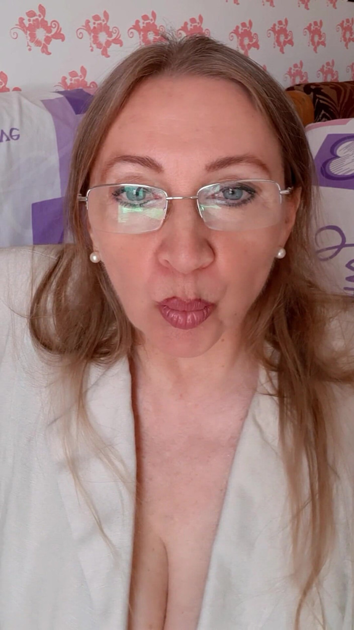 MariaOld: Professora com tesão seduz aluna, cuspe, sapatos de cuzão e...