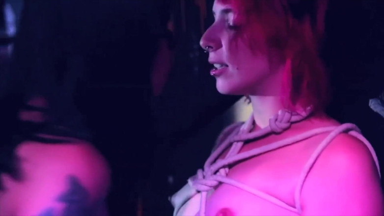 Quente club: Un băiat obraznic