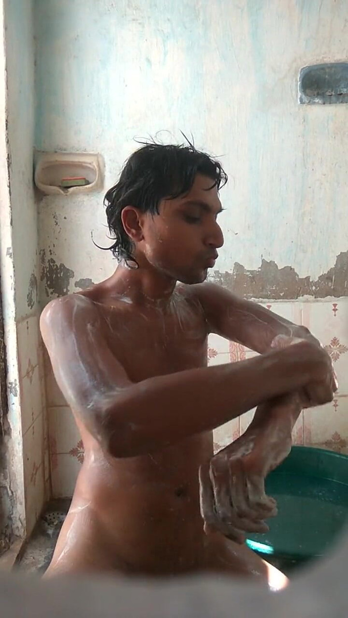 Mukesh Solanki: Bilik mandi di luar