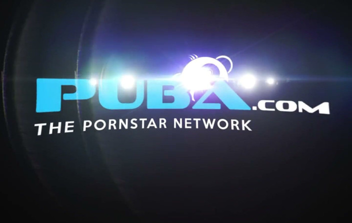 PUBA Solo: Грудастая Brett Rossi сексуально соблазняет в ее номере в мотеле