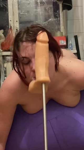 Elena917: deepthroat and spit play with fuck machine
