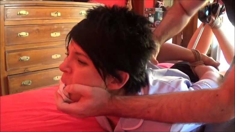 Selfgags classic: Enfermera amordazada apretada
