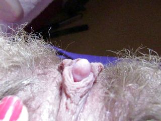 Cute Blonde 666: अंदर टैम्पोन के साथ बालों वाली बड़ी चूत का चरमसुख - वीर्य निकालना