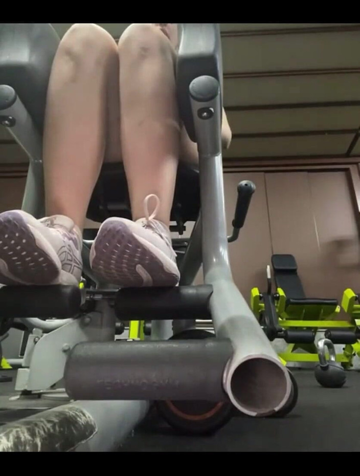 JuiceLussie: Spor salonunda fışkırtıyor ve mastürbasyon yapıyor