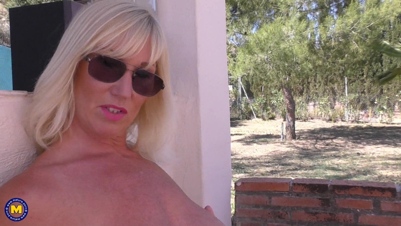 Mature NL: Das heiße Wetter bringt MILF Melodie-Charme der dicken titten wirklich...