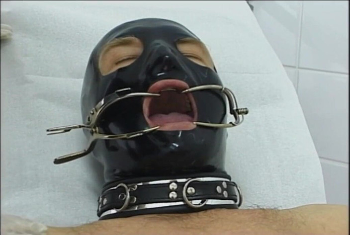Absolute BDSM films - The original: Ragazze umiliano il ragazzo mascherato