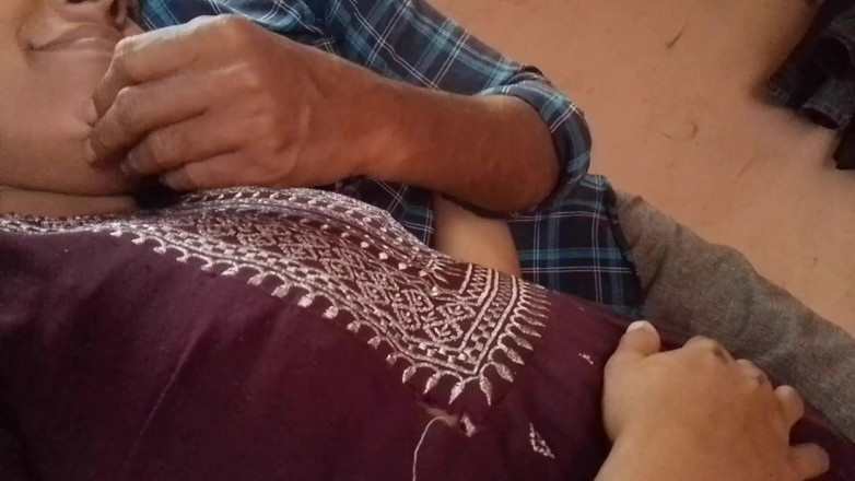 LEGSCOUPLE12: Awek desi memasukkan zakarnya ke dalam mulutnya dan mengambil susunya...