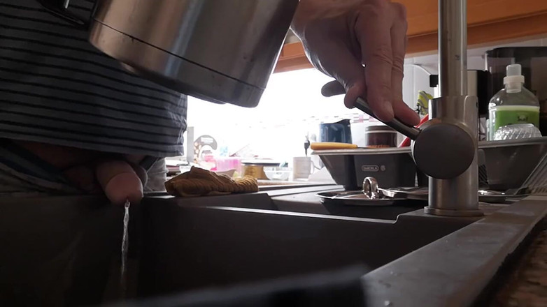 Rafael Torreano: Kencing pagi ke dalam sinki dapur