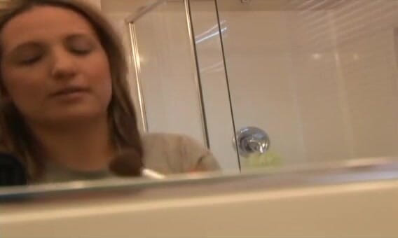 Solo Austria: Maquillage de visage dans la salle de bain
