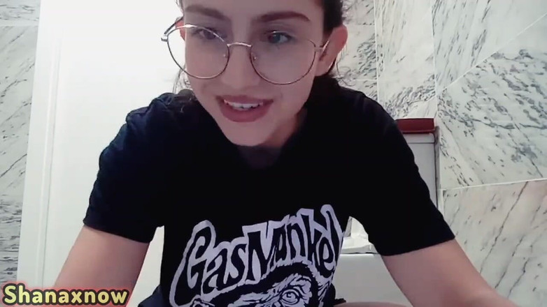 Shanaxnow: लाइव शो के दौरान ऊँची एड़ी के जूते में दो बार अपने लंड की पेशाब पर थूकें