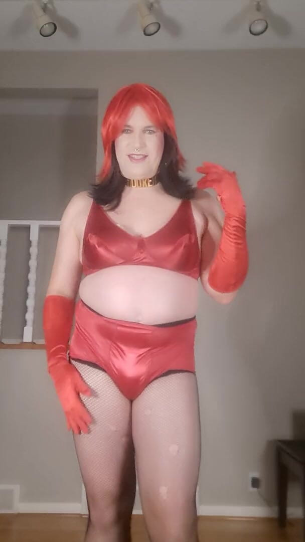 Victoria Lecherri: Tu puta de satén rojo para una noche!