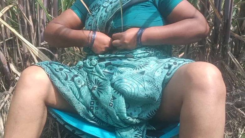 Vaishnavi35: Tamil tante masturbeert op suikerrietplantage