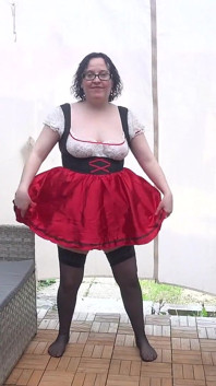 Sexy wench tirando a roupa em meias de espera