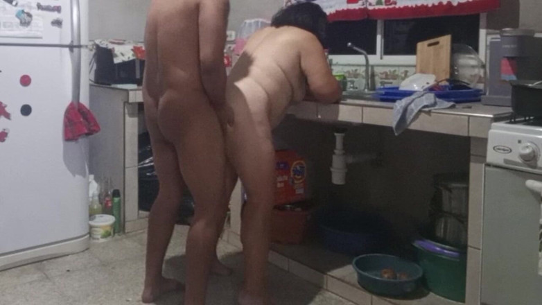 Milfta boohot: Ibu tiriku enak banget ngasih aku makan di dapur