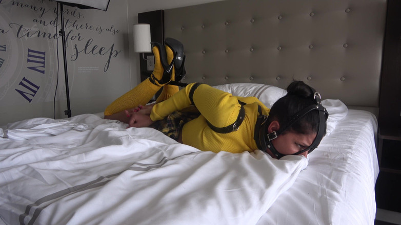 Latina Fetish: Calisa Bliss cinturón atado, amordazada y pene amordazado en una...