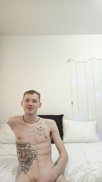 endo_wolf: Эндо дрочит, показывает свою дырку и использует дилдо в его дырке