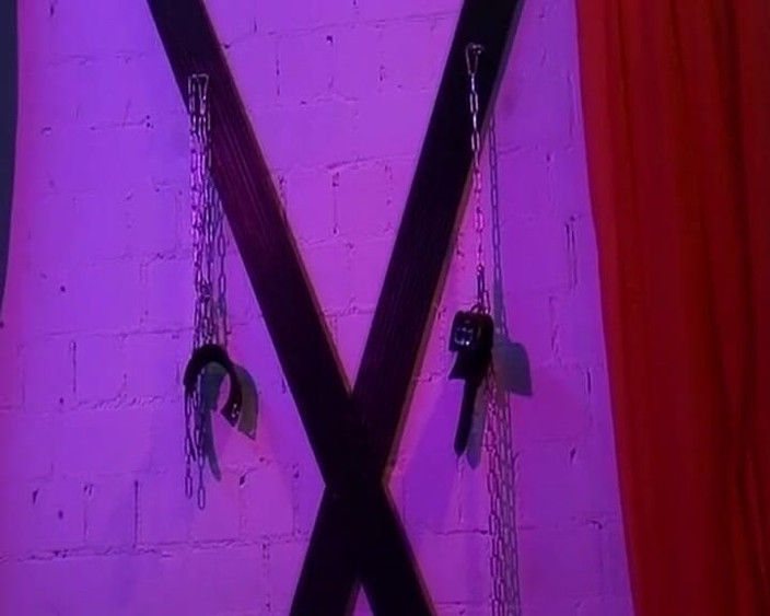 Enjoy German porn: Zralá německá děvka svázaná a ošukaná nadrženým gangem