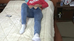 Ardientes69: Zichzelf aanraken onder haar broek voordat ze masturbeert en haar...