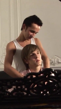 Vidéo exclusive sans capote : baise intense entre trois mecs sexy avides de bite