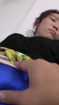 Ekspertka od seksu MILF Mizuki Tsukamoto dziwka urodzona w Azji z dużą ilością włosów na swojej cipce chce cieszyć się twardym kutasem