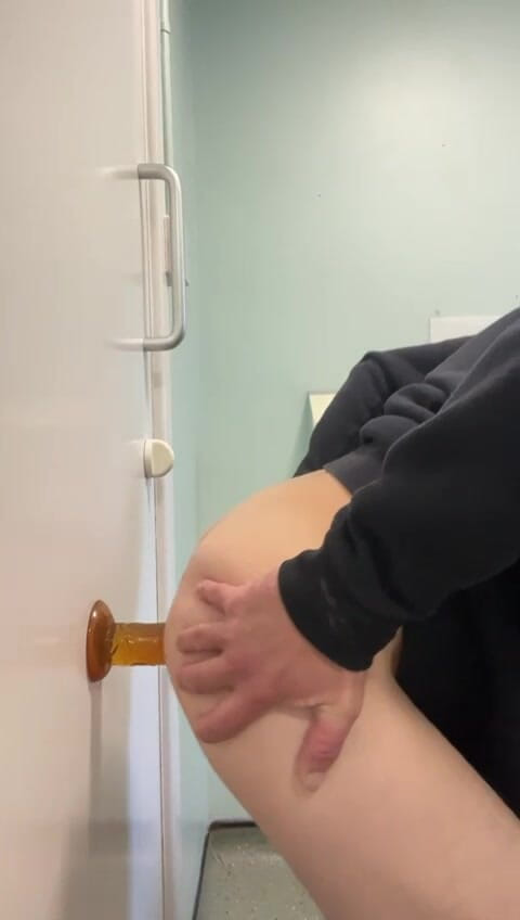 Phill Mckracken: Gioco con dildo