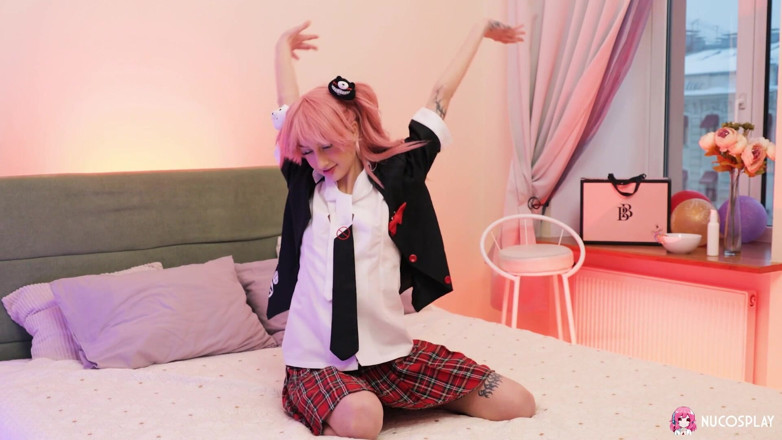 Nu Cosplay: Curva slabă Anime Sasha Paige își deschide pizda mică
