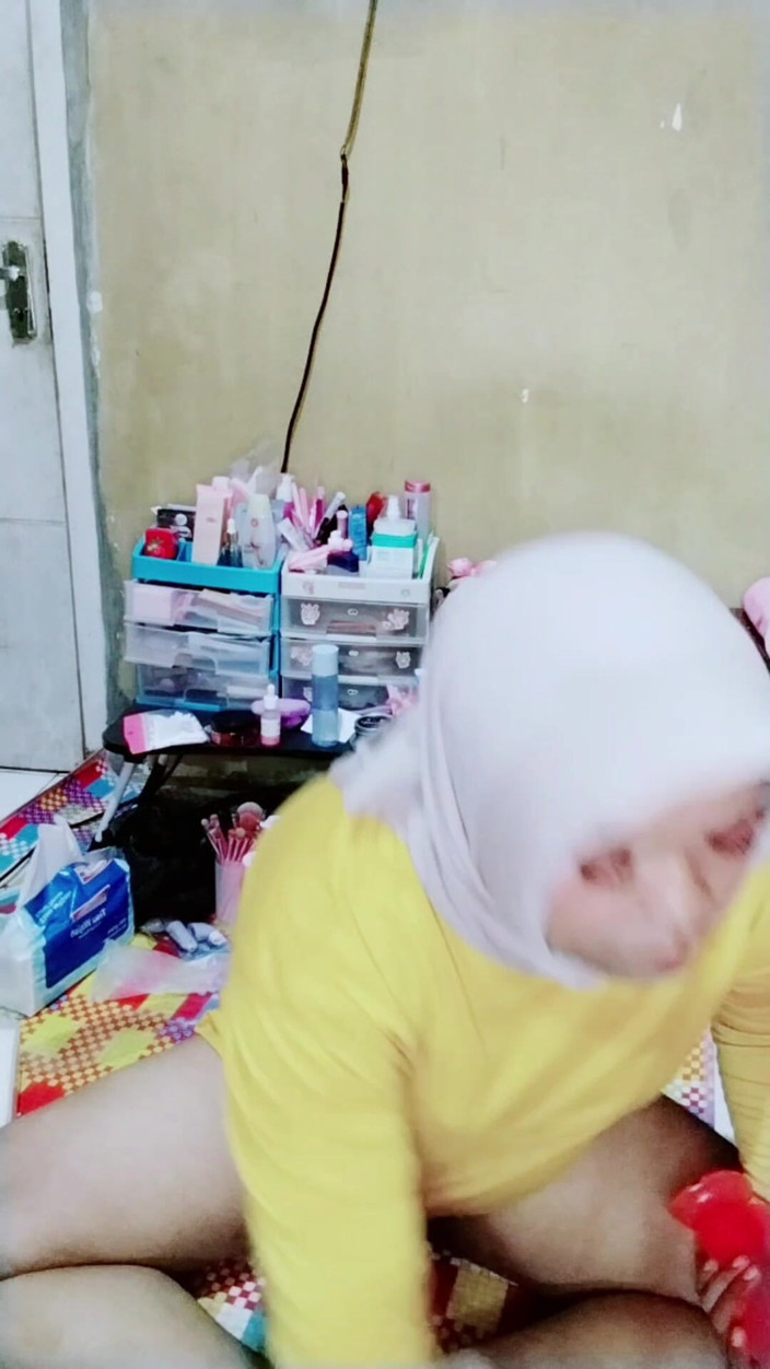 Ivvy Crossdresser: Ivvy Hijab แต่งตัวข้ามเพศ, ใส่กางเกงยีนส์ แล้วก็ช่วยตัวเอง