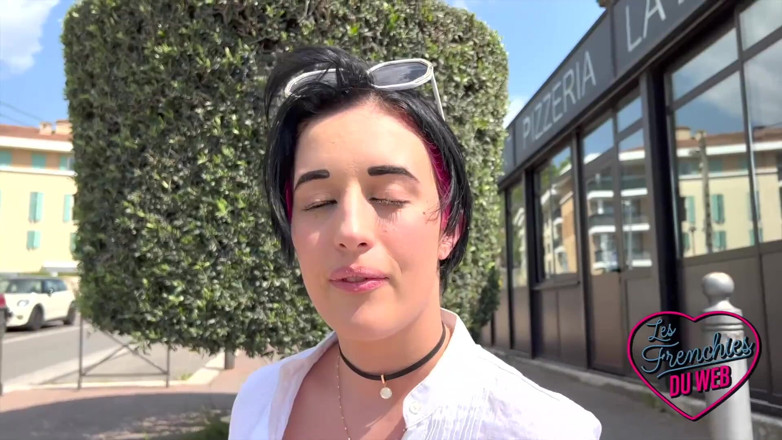 The Frenchies of the web: Leila, una ragazza biricchina che vuole davvero un assaggio di...