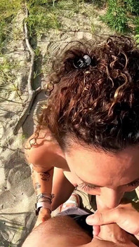 Una Pareja Italiana Empezó a Follar Cerca De Una Playa Nudista Y Montó Un Espectáculo Delante De Voyeurs