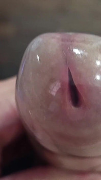 Obří a silný penis uvolňuje mléko v kondomu