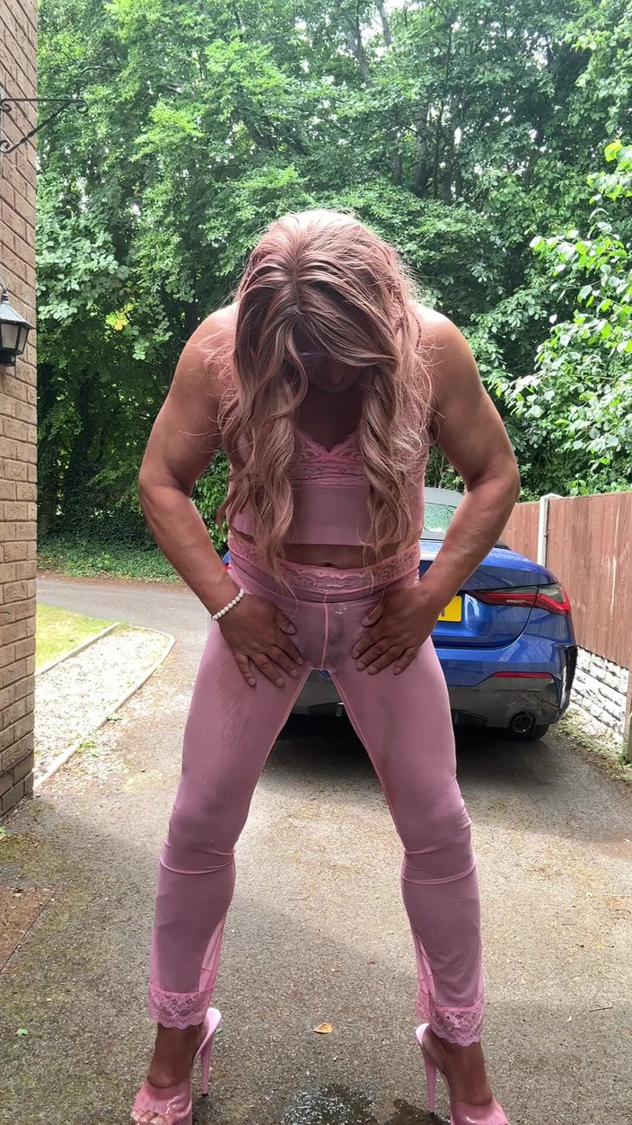 Kellycd2022: La sexy travestita kellycd2022 in abito rosa e tacchi