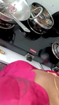 Vizinho fez vídeo quando a esposa cozinhando na blusa